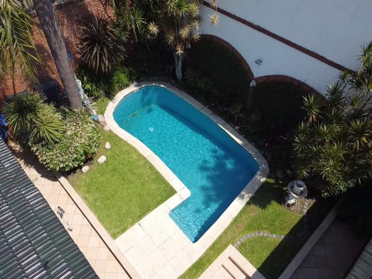 En Venta Casa cuatro ambientes, cochera doble, piscina, Excelente!! (Villa Lugano)