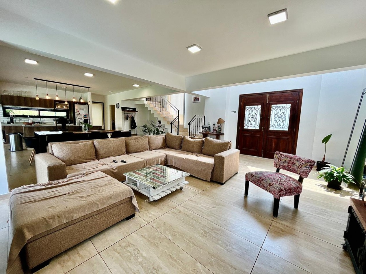 Se Vende Casa Cinco ambientes - Excelenta!! (Barrio La Horqueta - Canning)