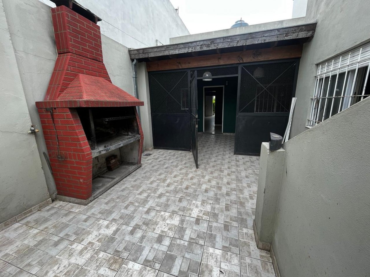 Se alquila ph tipo casa, tres ambientes, al frente con cochera y jardin. (Sin Expensas)
