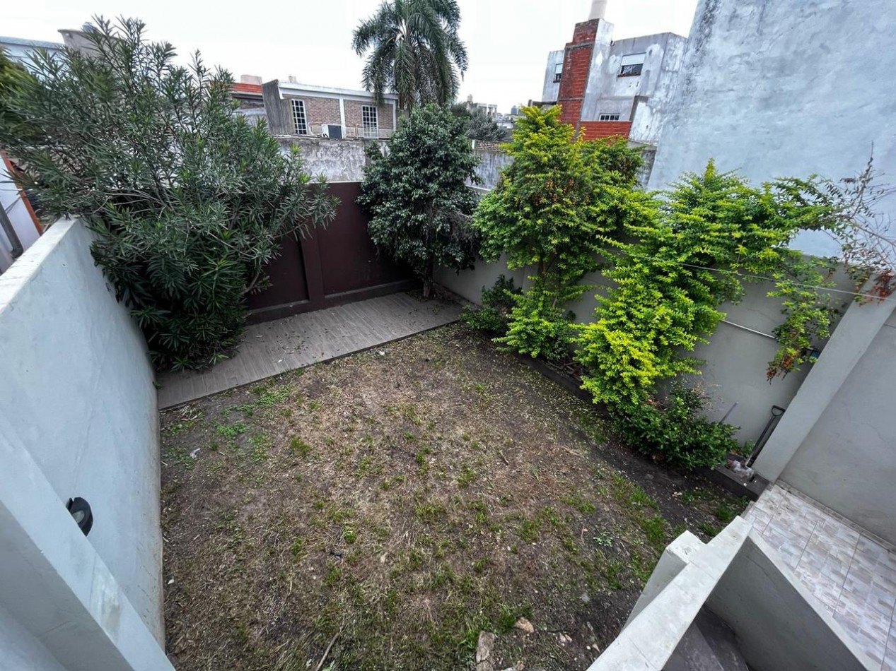 Se alquila ph tipo casa, tres ambientes, al frente con cochera y jardin. (Sin Expensas)