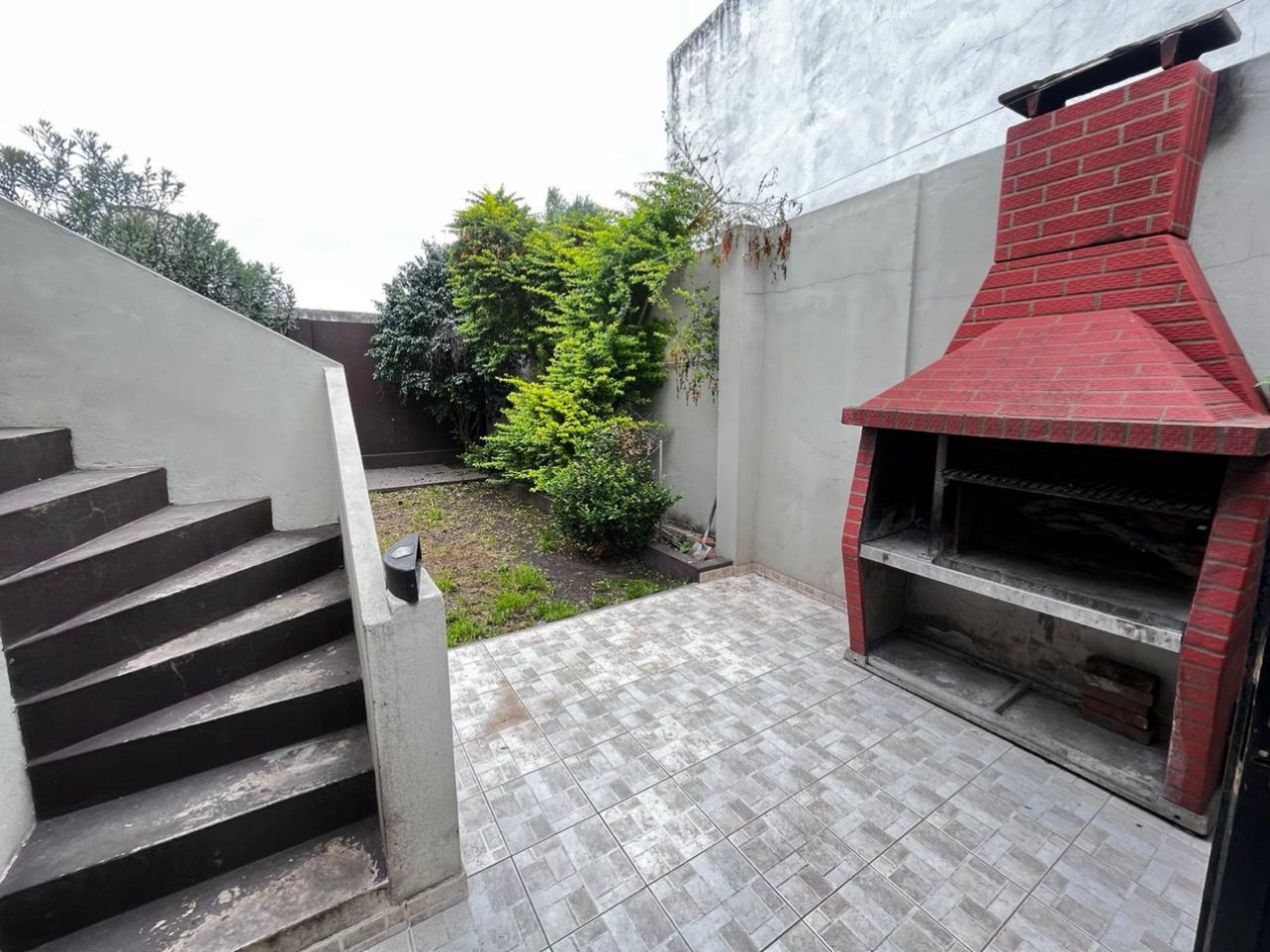 Se alquila ph tipo casa, tres ambientes, al frente con cochera y jardin. (Sin Expensas)