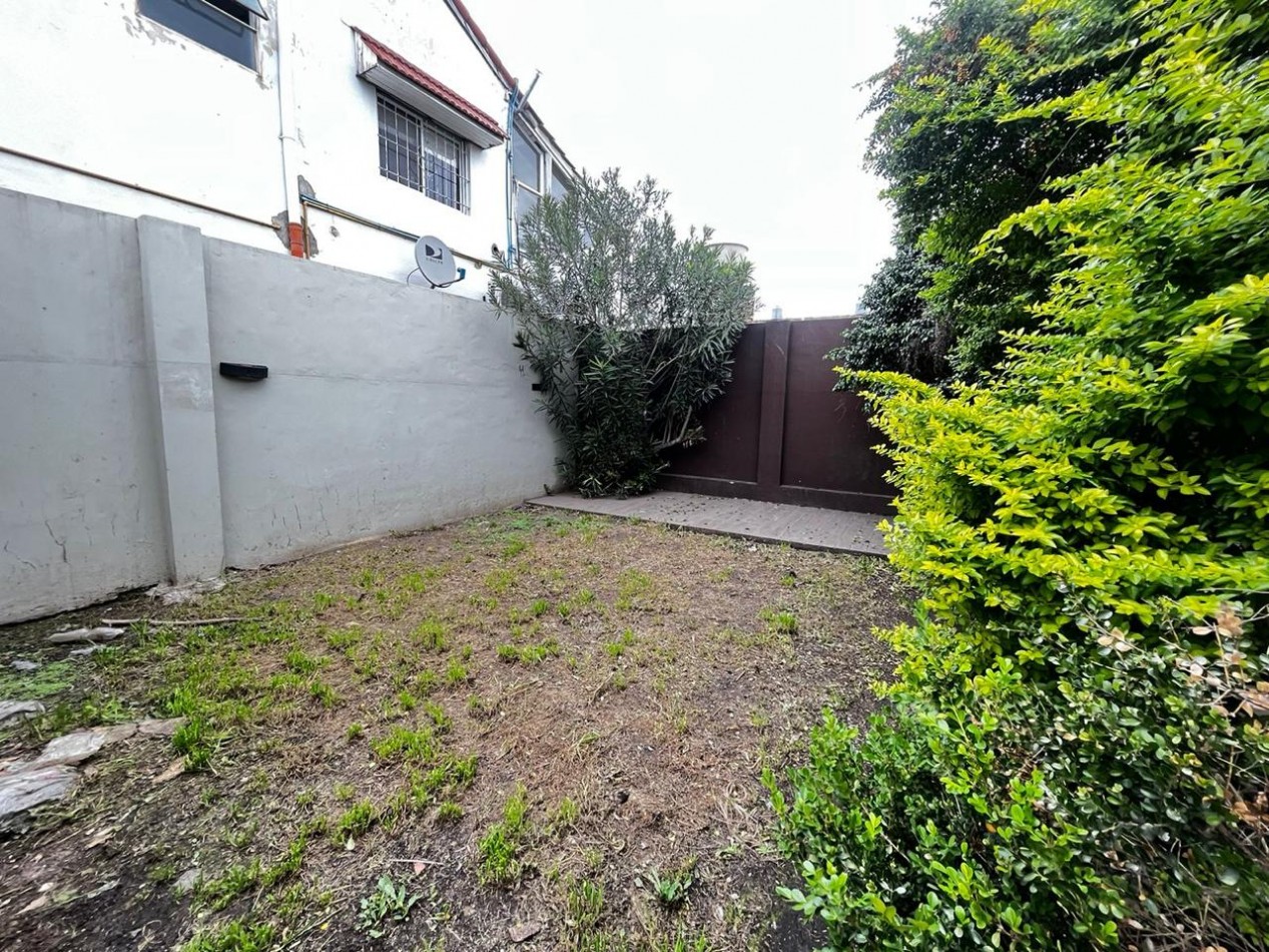 Se alquila ph tipo casa, tres ambientes, al frente con cochera y jardin. (Sin Expensas)