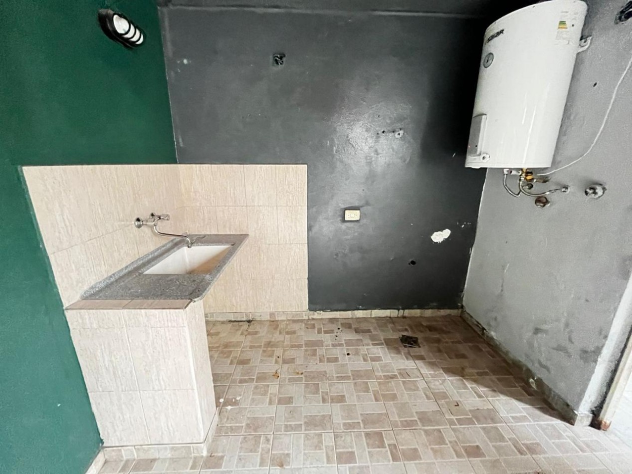 Se alquila ph tipo casa, tres ambientes, al frente con cochera y jardin. (Sin Expensas)