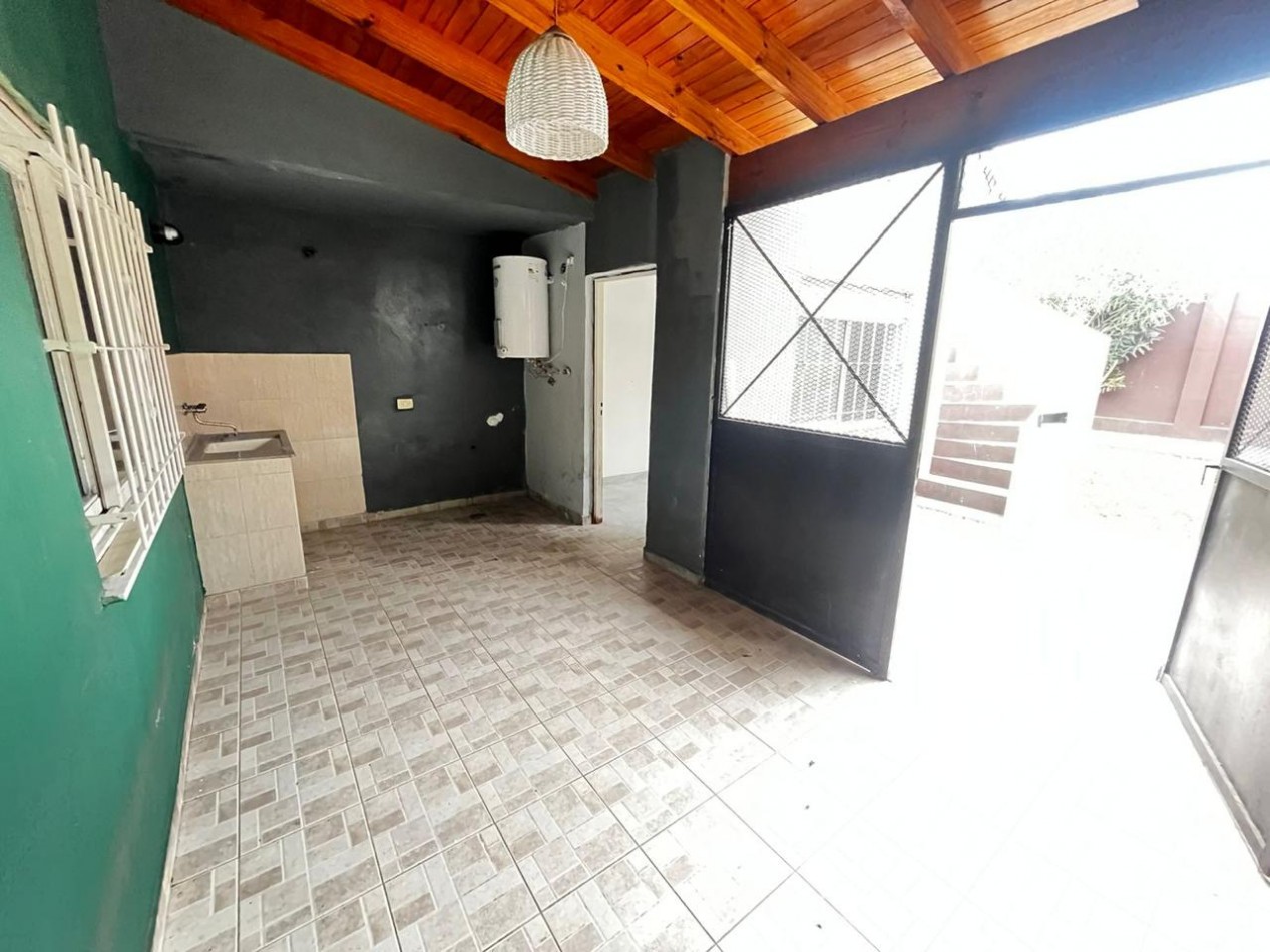 Se alquila ph tipo casa, tres ambientes, al frente con cochera y jardin. (Sin Expensas)