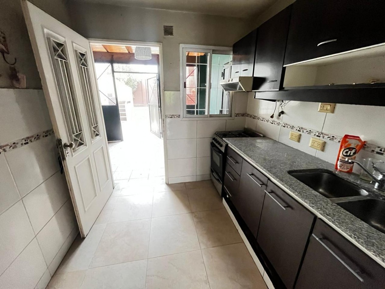 Se alquila ph tipo casa, tres ambientes, al frente con cochera y jardin. (Sin Expensas)