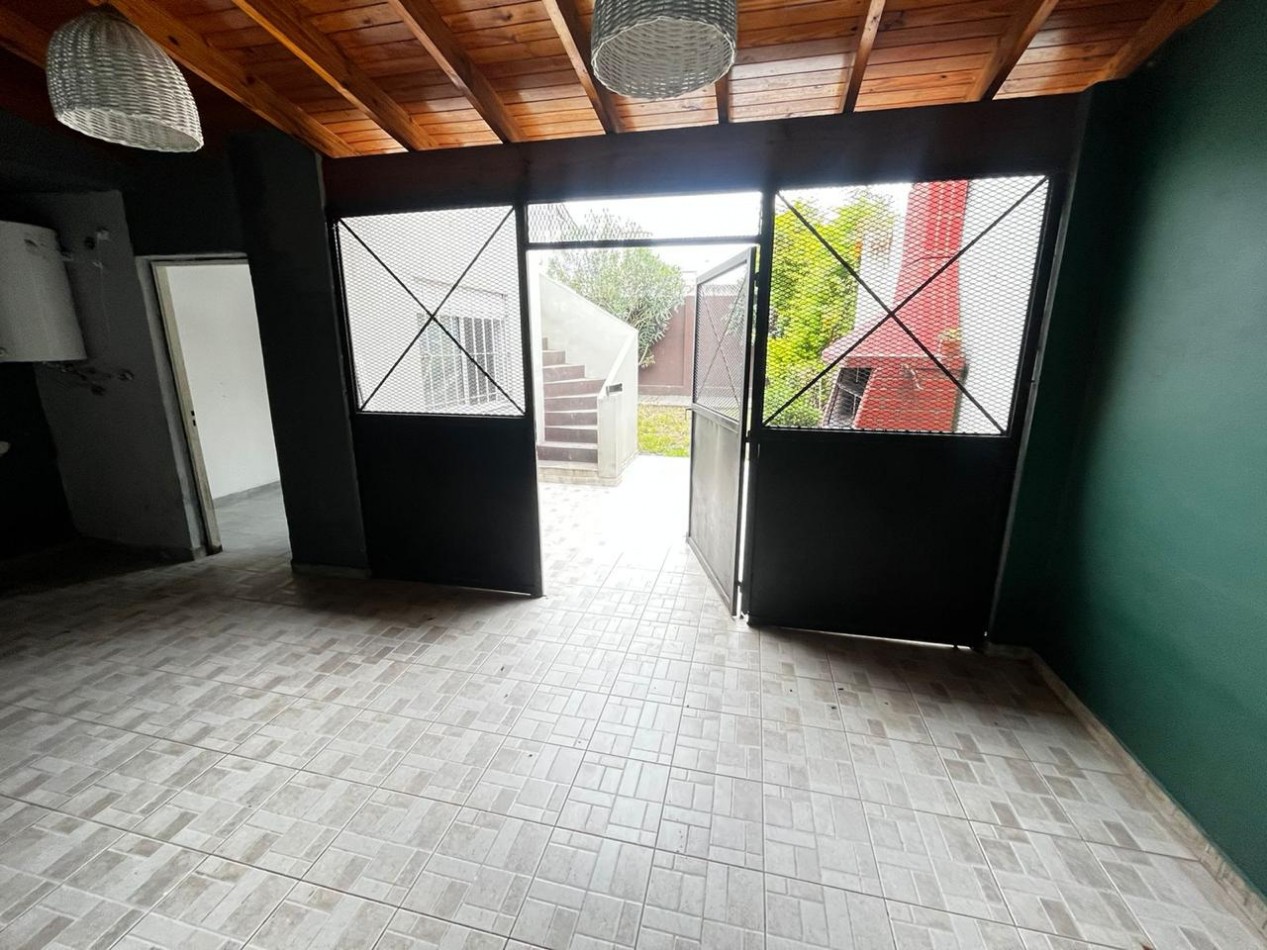 Se alquila ph tipo casa, tres ambientes, al frente con cochera y jardin. (Sin Expensas)