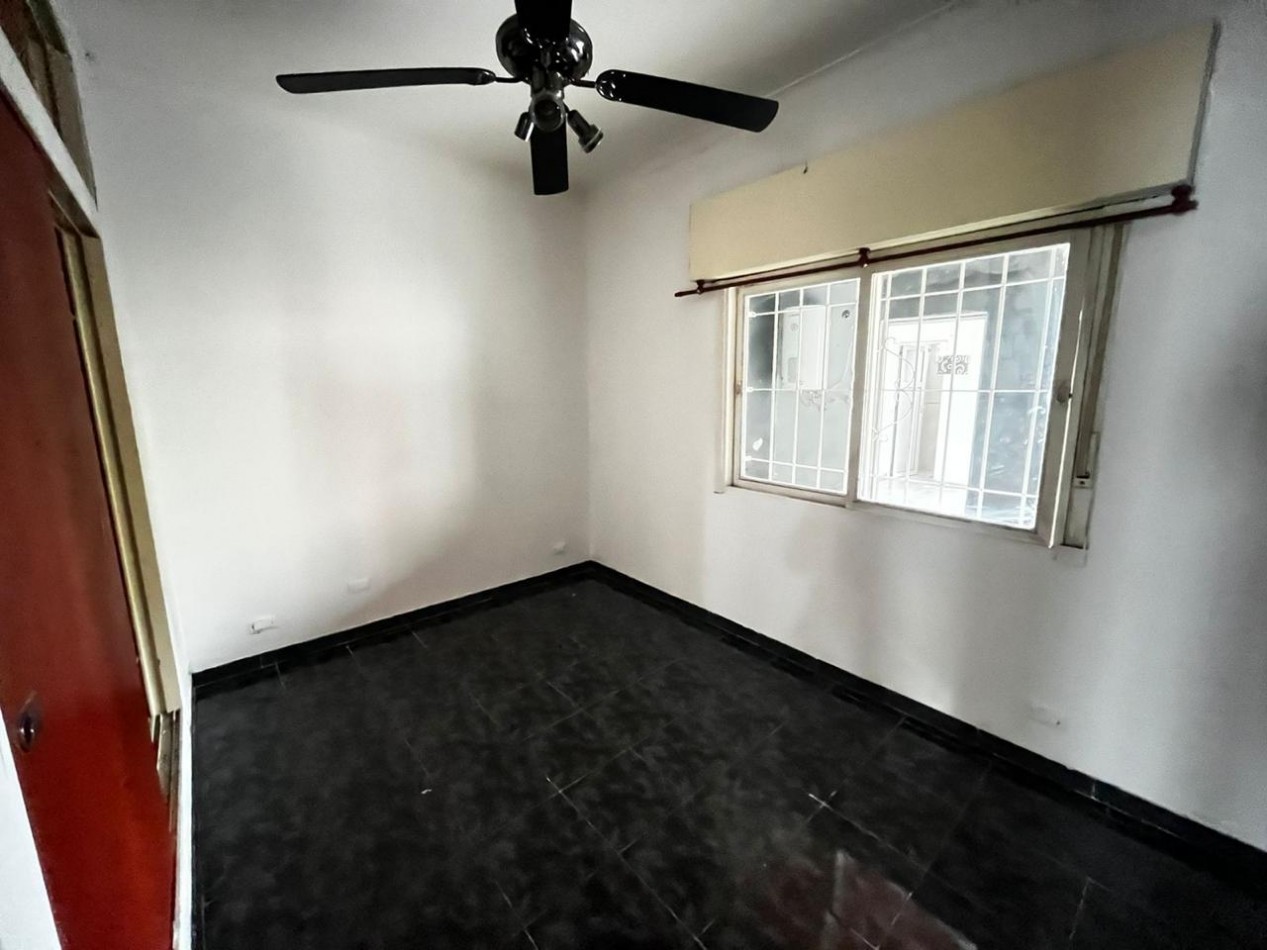 Se alquila ph tipo casa, tres ambientes, al frente con cochera y jardin. (Sin Expensas)