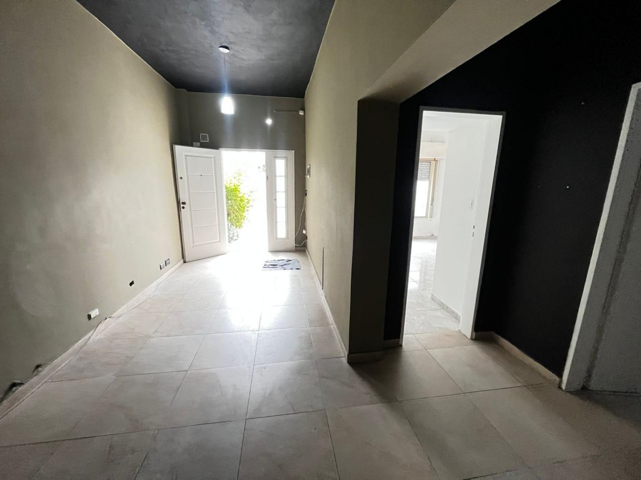 Se alquila ph tipo casa, tres ambientes, al frente con cochera y jardin. (Sin Expensas)