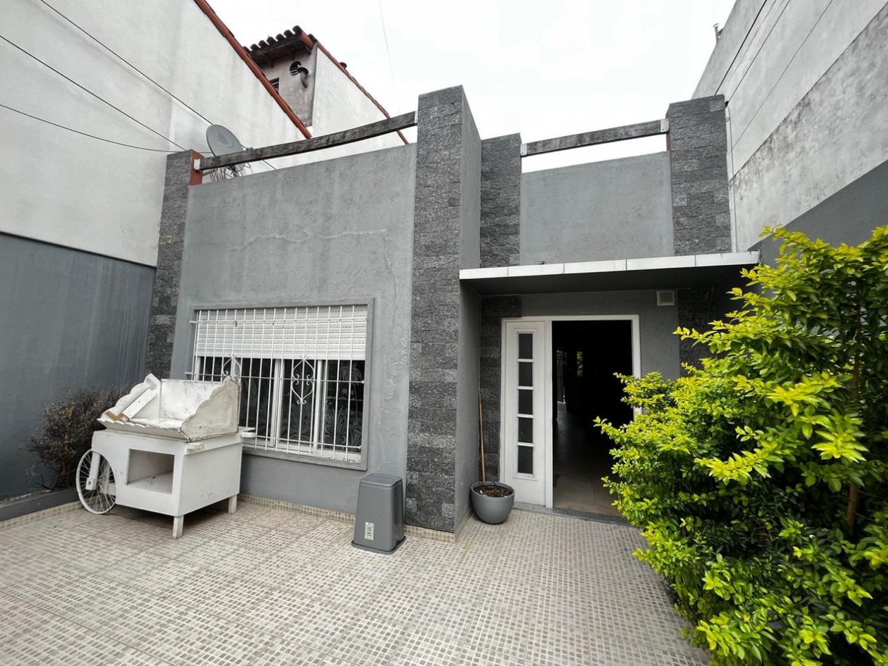 Se alquila ph tipo casa, tres ambientes, al frente con cochera y jardin. (Sin Expensas)