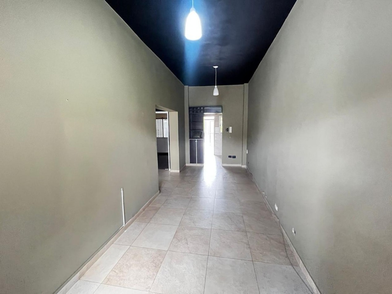 Se alquila ph tipo casa, tres ambientes, al frente con cochera y jardin. (Sin Expensas)