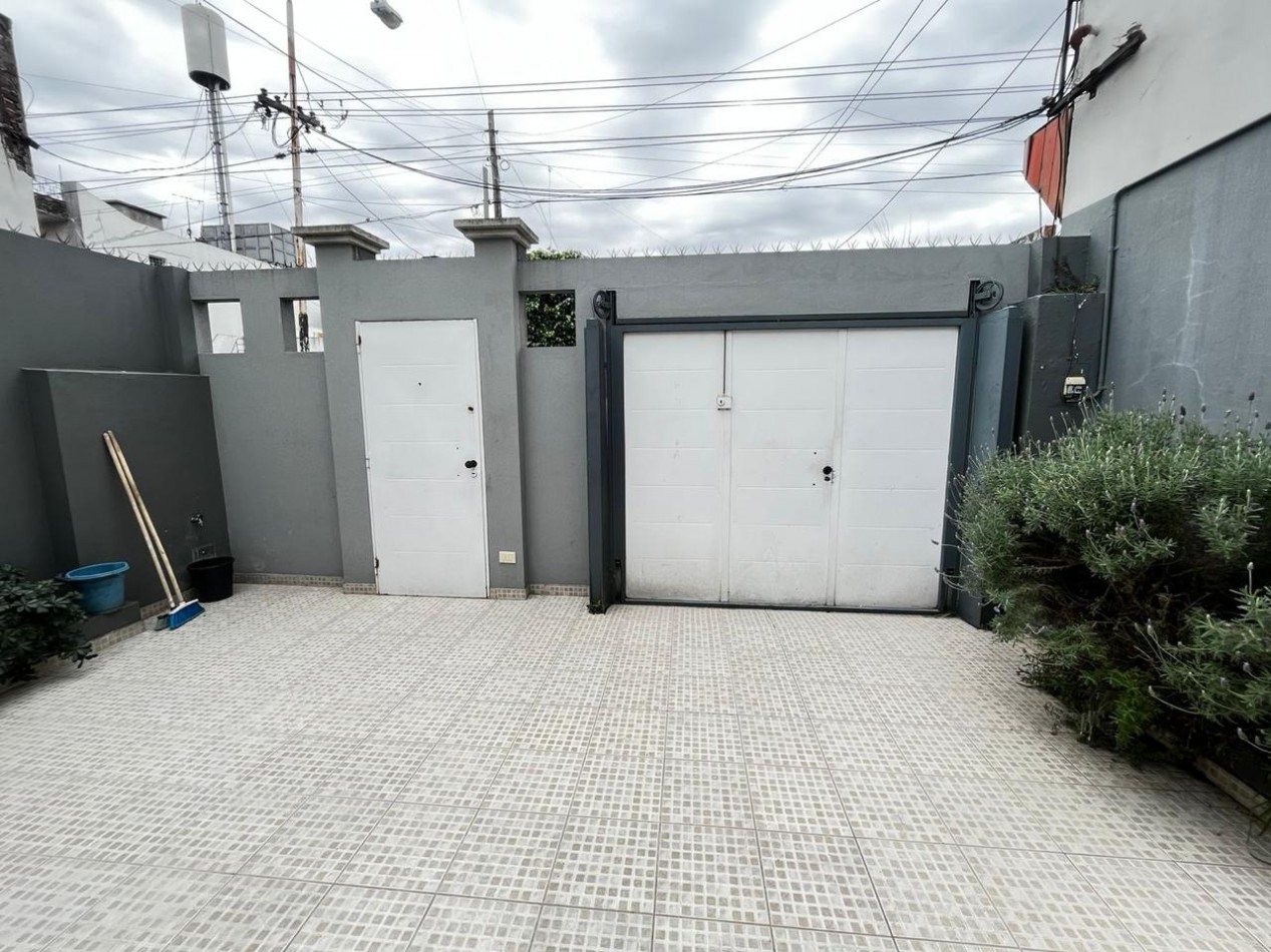 Se alquila ph tipo casa, tres ambientes, al frente con cochera y jardin. (Sin Expensas)