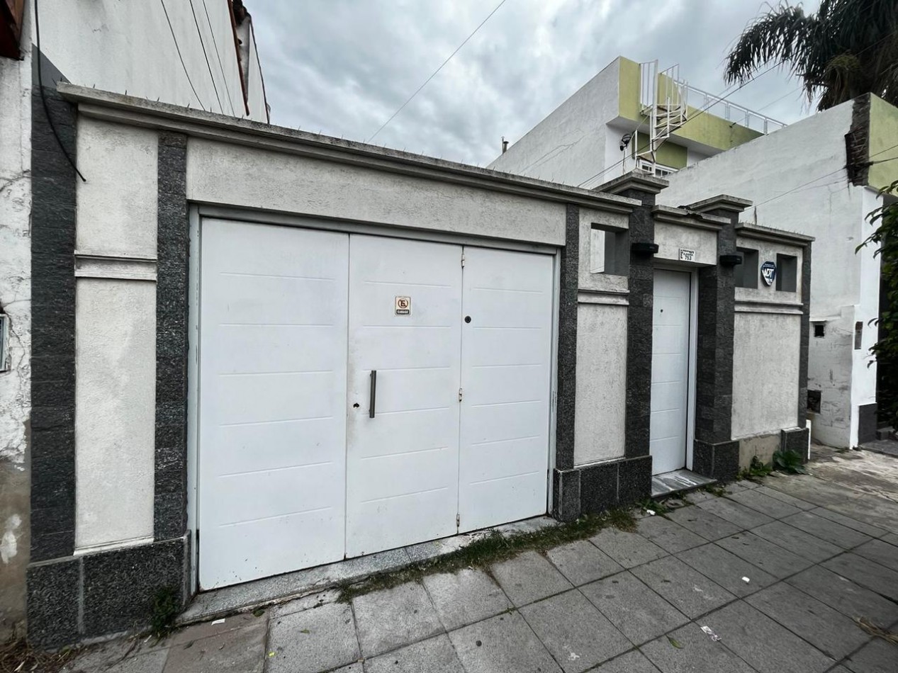 Se alquila ph tipo casa, tres ambientes, al frente con cochera y jardin. (Sin Expensas)