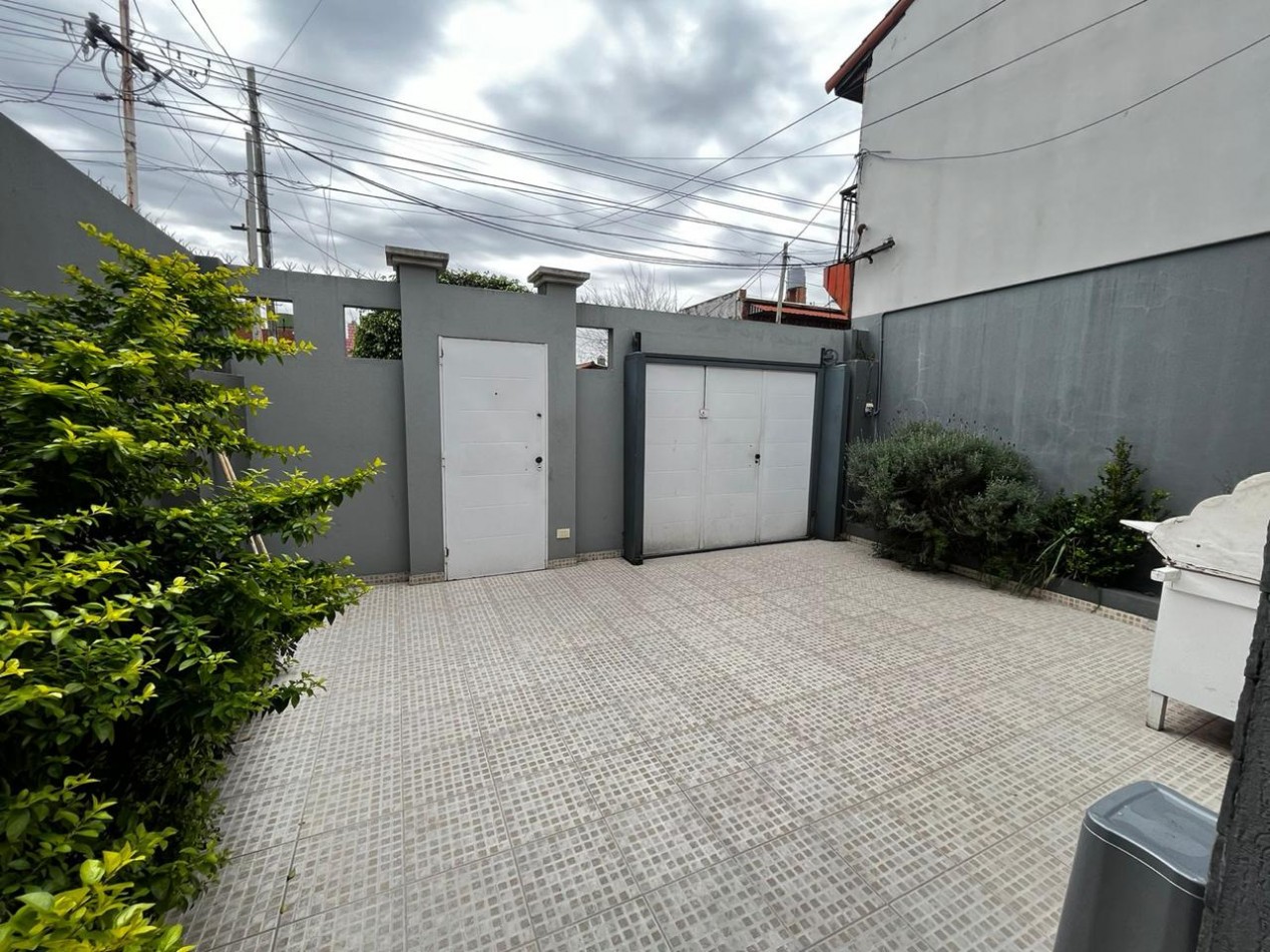 Se alquila ph tipo casa, tres ambientes, al frente con cochera y jardin. (Sin Expensas)