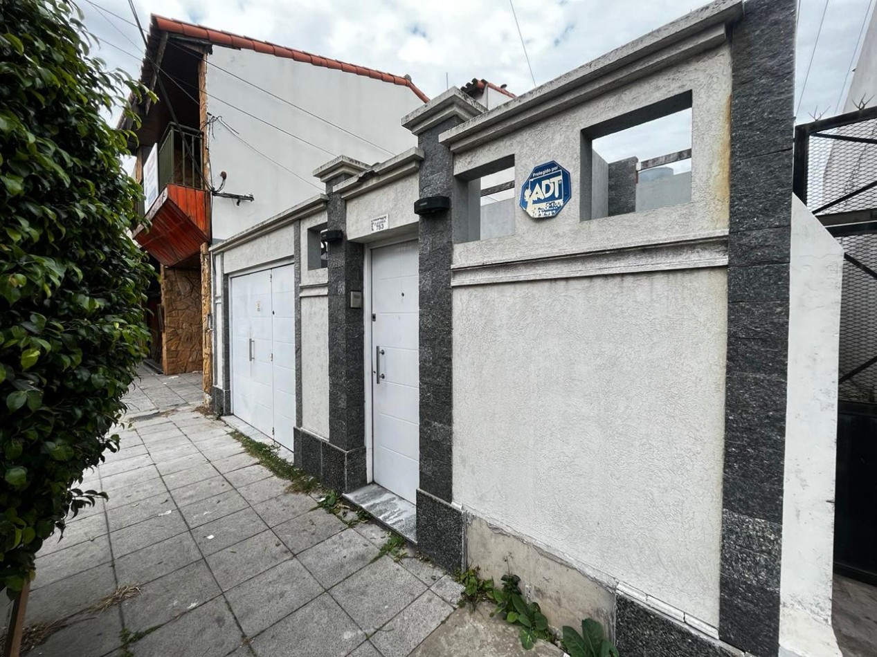 Se alquila ph tipo casa, tres ambientes, al frente con cochera y jardin. (Sin Expensas)