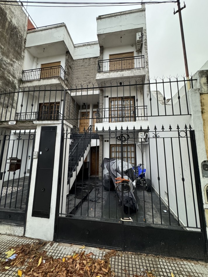 Se alquila PH dos ambientes, entrada independiente con cochera (Villa Lugano)