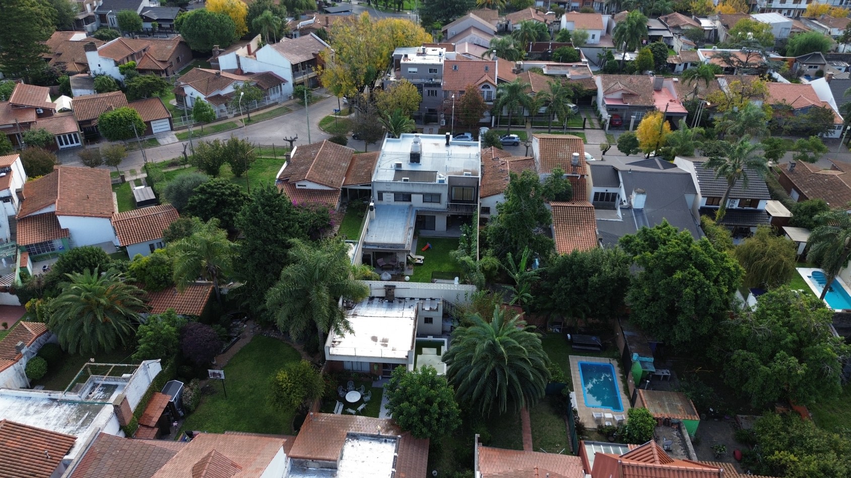 Se Vende Casa cuatro ambientes, con piscina (Para Exigentes) Villa Luzuriaga