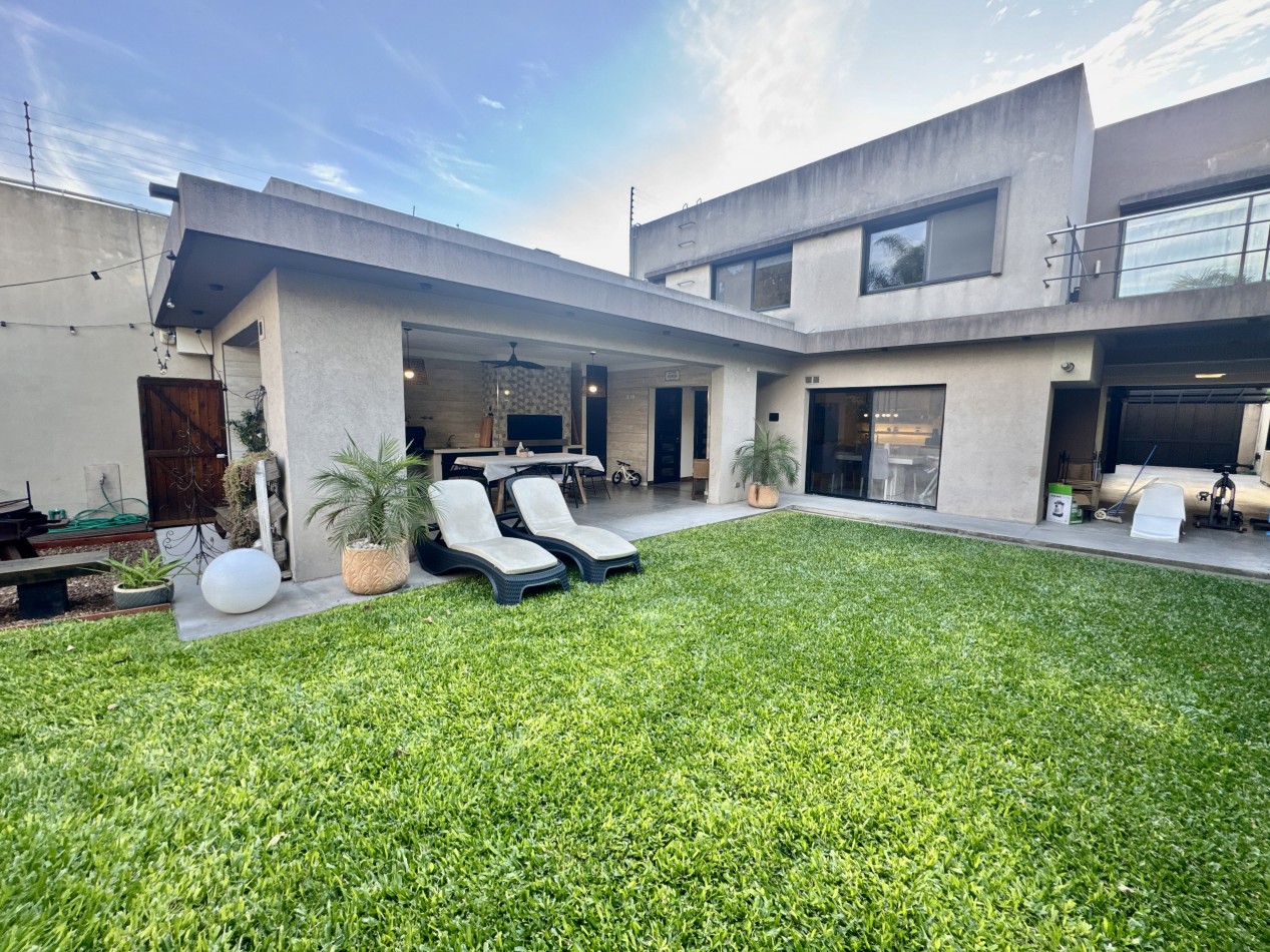 Se Vende Casa cuatro ambientes, con piscina (Para Exigentes) Villa Luzuriaga