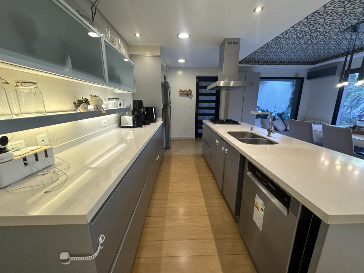 Se Vende Casa cuatro ambientes, con piscina (Para Exigentes) Villa Luzuriaga