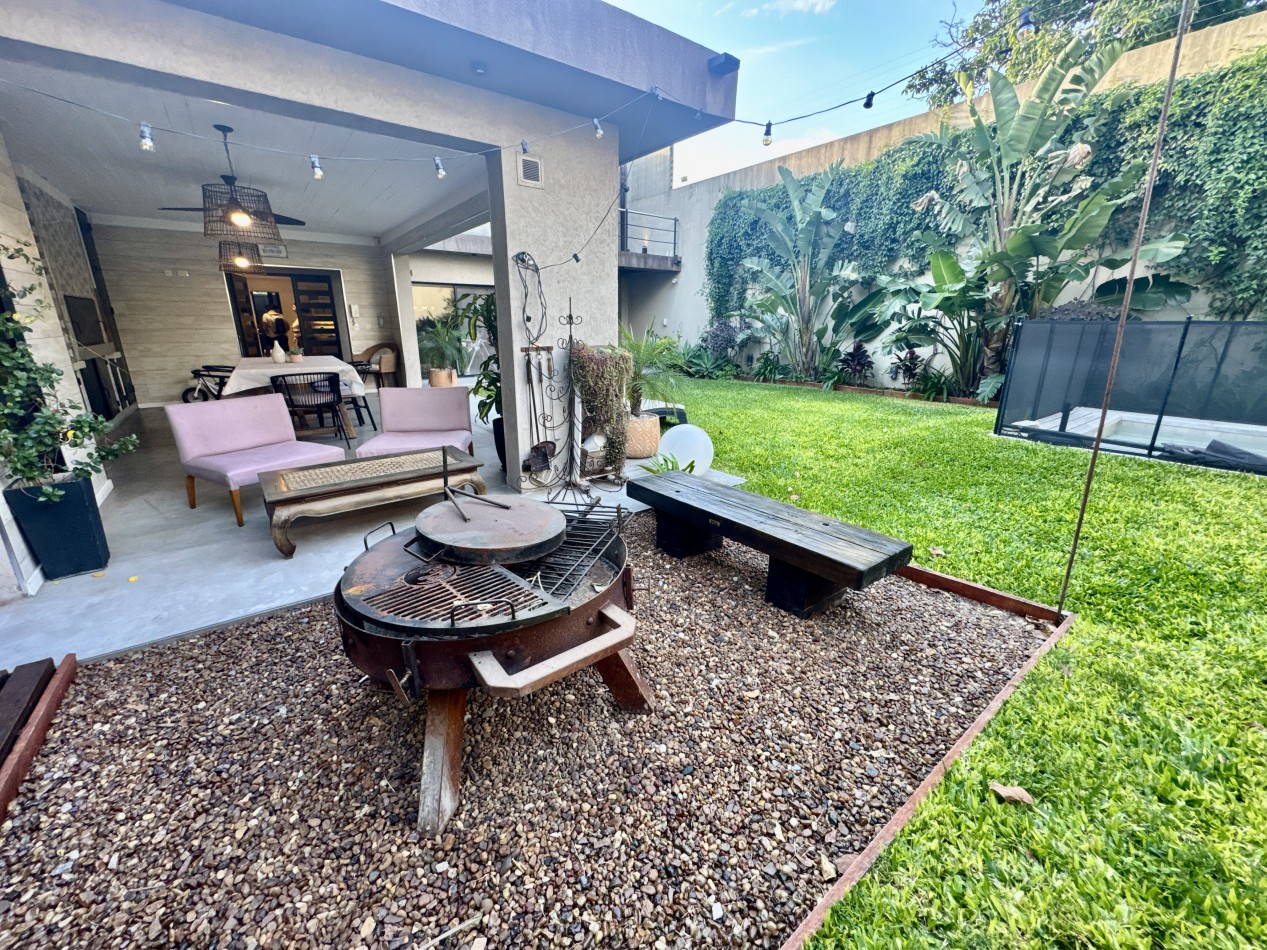 Se Vende Casa cuatro ambientes, con piscina (Para Exigentes) Villa Luzuriaga