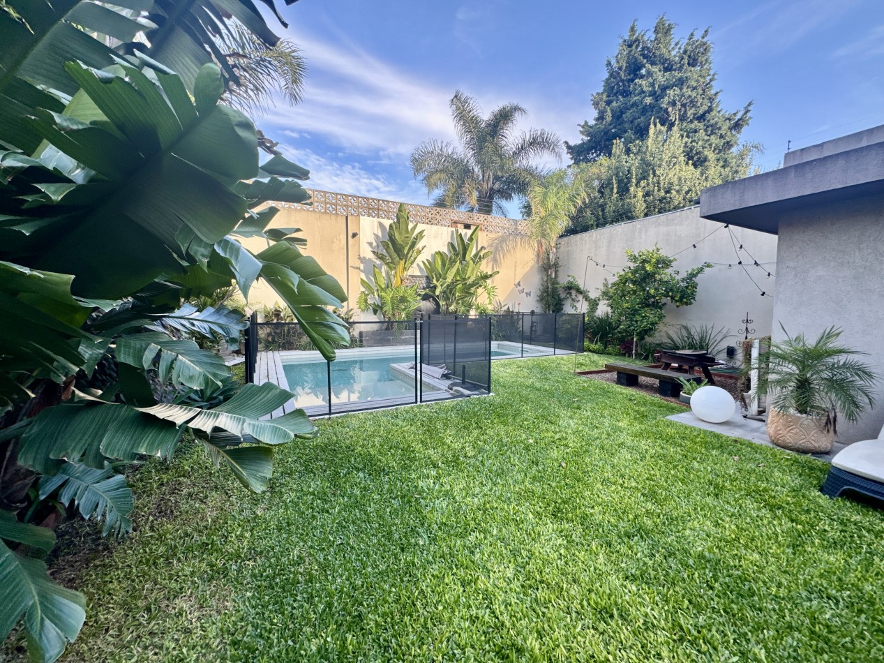 Se Vende Casa cuatro ambientes, con piscina (Para Exigentes) Villa Luzuriaga