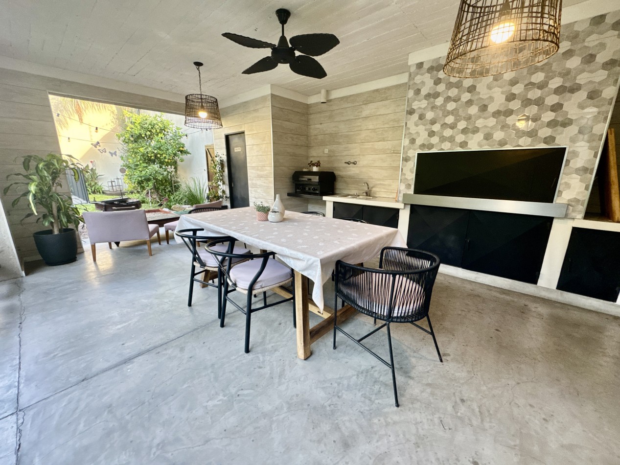 Se Vende Casa cuatro ambientes, con piscina (Para Exigentes) Villa Luzuriaga
