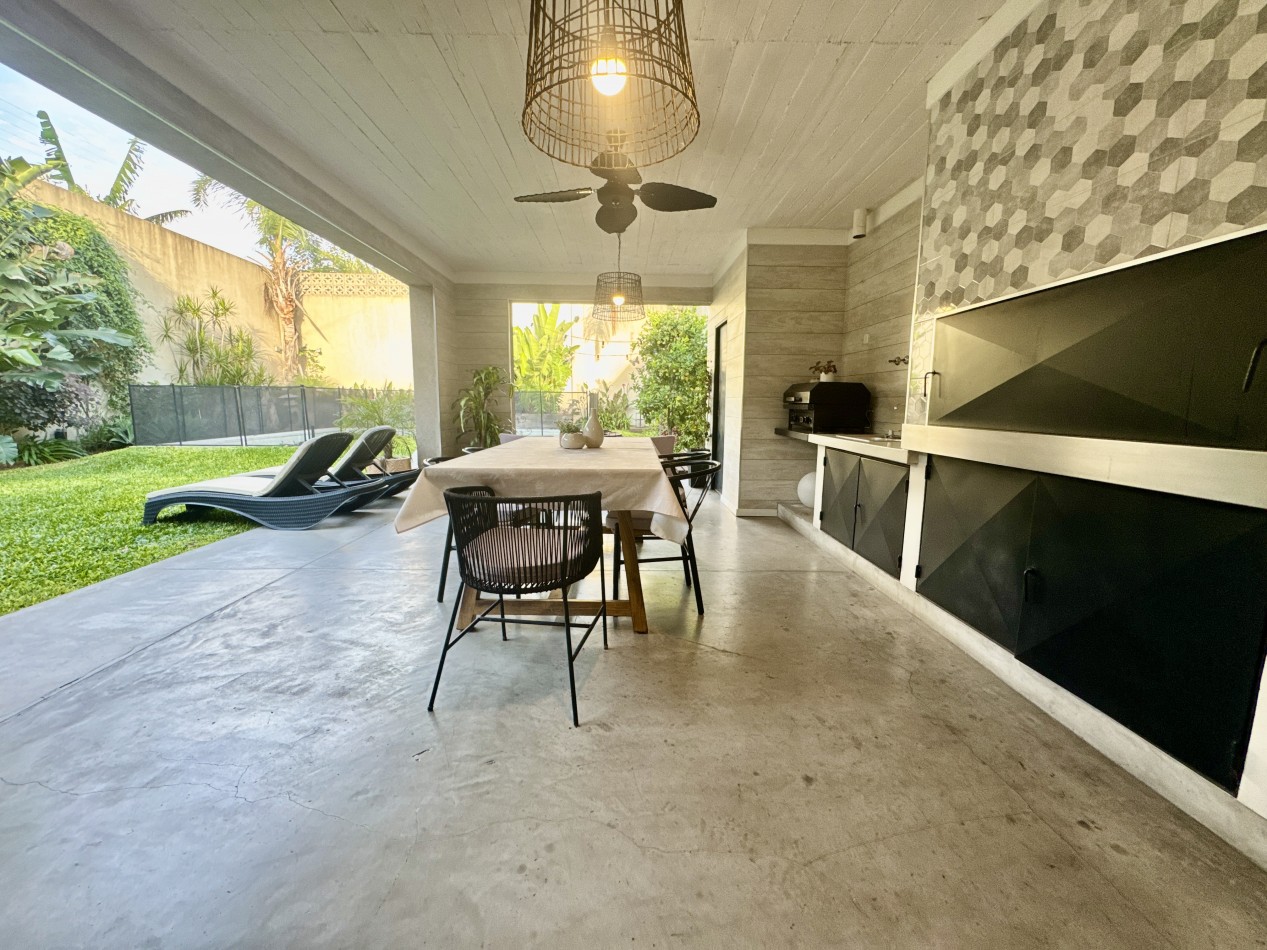 Se Vende Casa cuatro ambientes, con piscina (Para Exigentes) Villa Luzuriaga