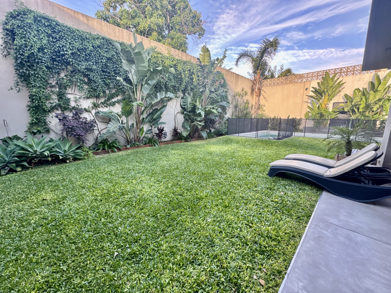 Se Vende Casa cuatro ambientes, con piscina (Para Exigentes) Villa Luzuriaga
