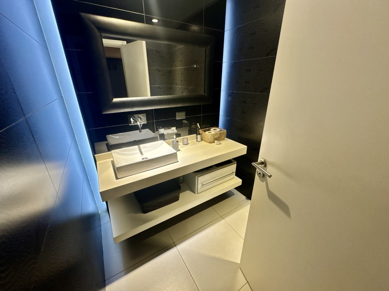 Se Vende Casa cuatro ambientes, con piscina (Para Exigentes) Villa Luzuriaga