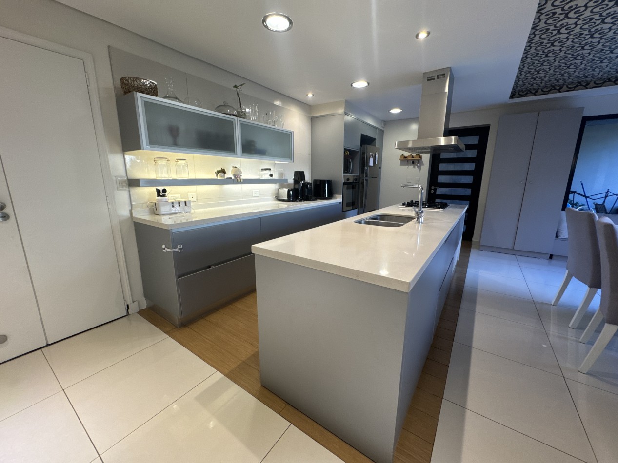 Se Vende Casa cuatro ambientes, con piscina (Para Exigentes) Villa Luzuriaga