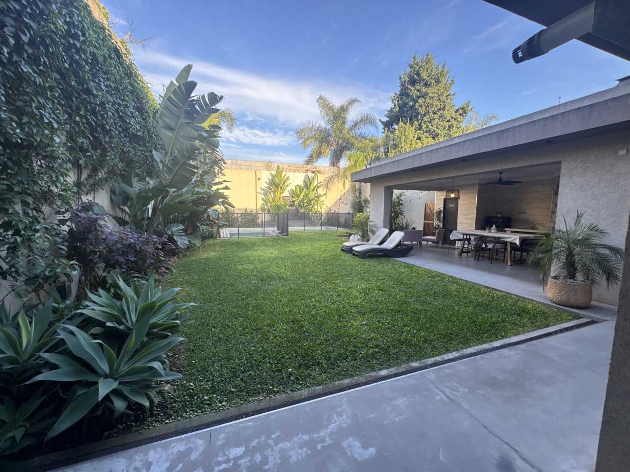 Se Vende Casa cuatro ambientes, con piscina (Para Exigentes) Villa Luzuriaga