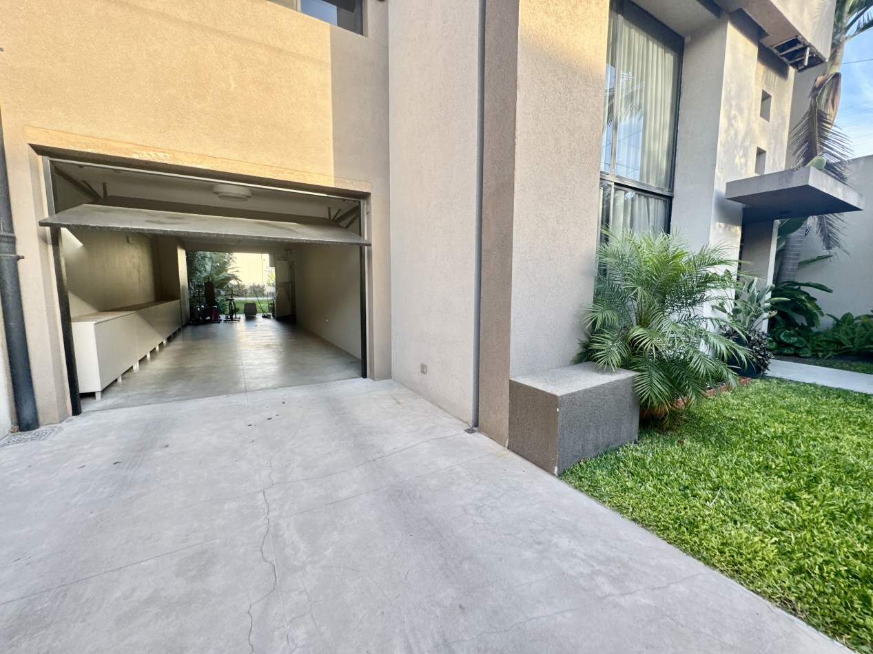 Se Vende Casa cuatro ambientes, con piscina (Para Exigentes) Villa Luzuriaga
