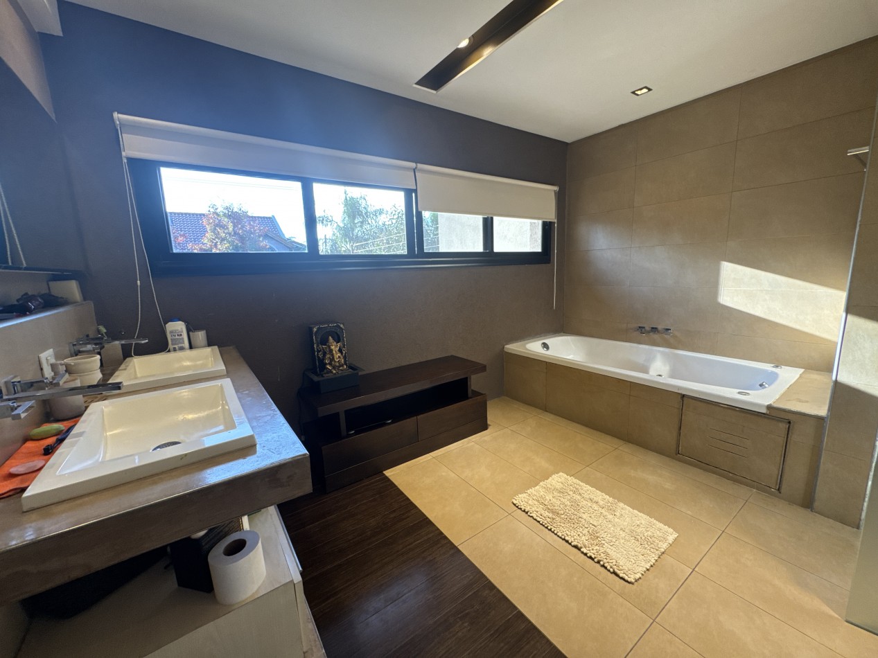 Se Vende Casa cuatro ambientes, con piscina (Para Exigentes) Villa Luzuriaga