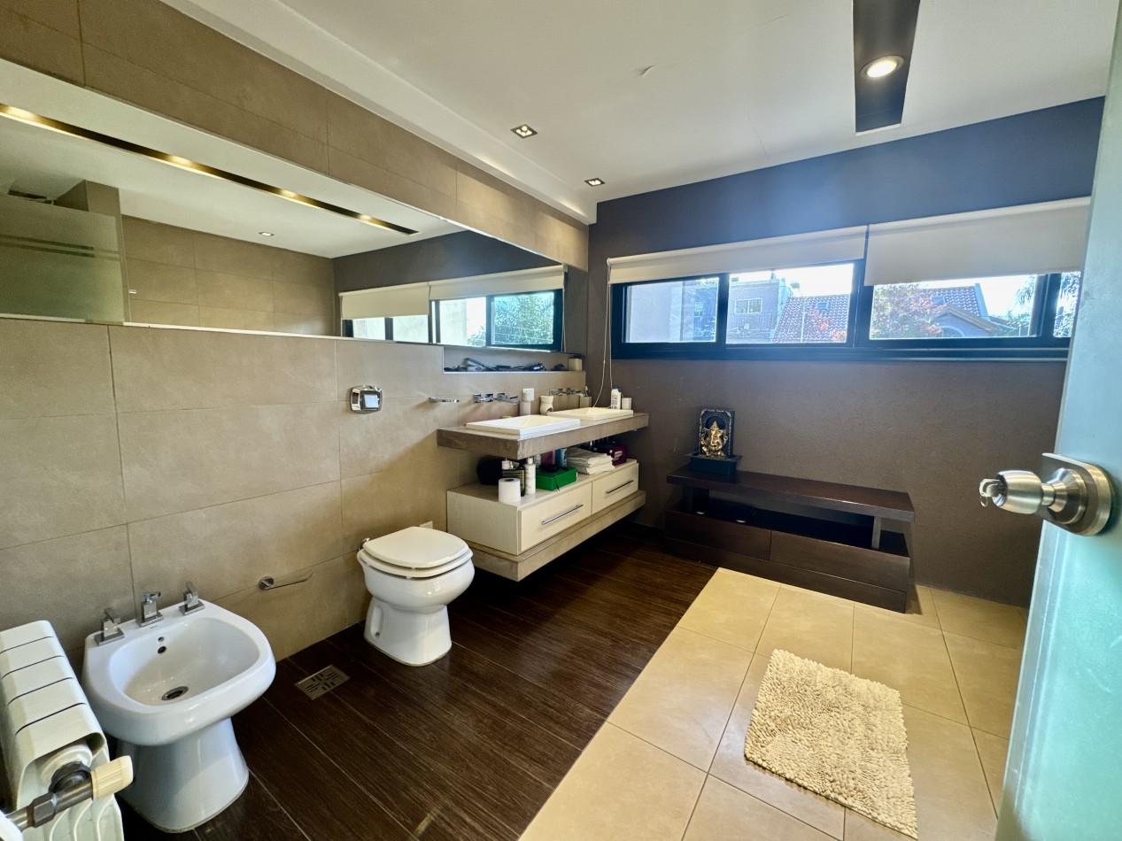 Se Vende Casa cuatro ambientes, con piscina (Para Exigentes) Villa Luzuriaga