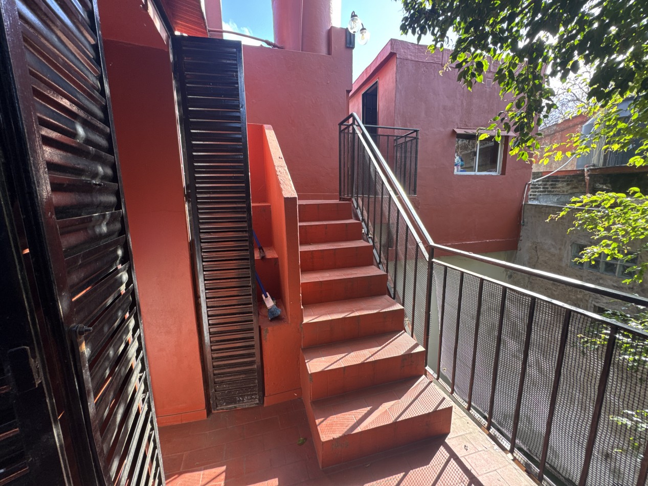 Se vende Casa en PH, primer piso, Cuatro ambientes (Flores)