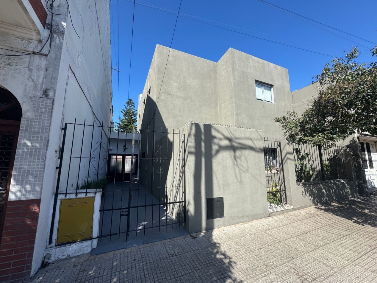 Se alquila ph contra frente Cuatro ambientes, con parrilla!! (villa lugano)