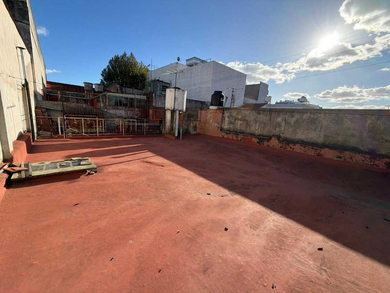 Se Vende Casa Cuatro ambientes, cochera doble (Lomas del Mirador)