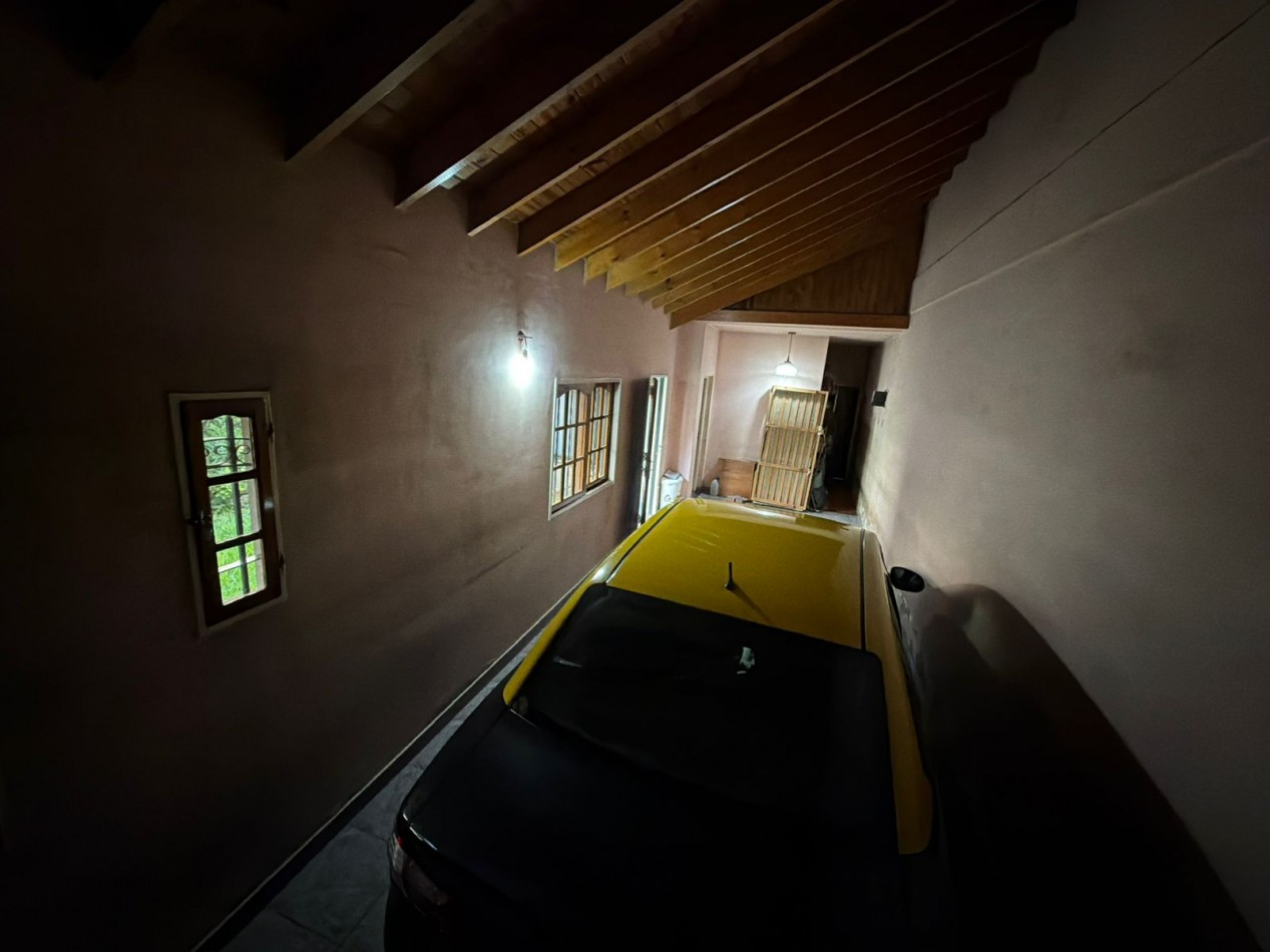 Se Vende Casa Cuatro ambientes, cochera doble (Lomas del Mirador)