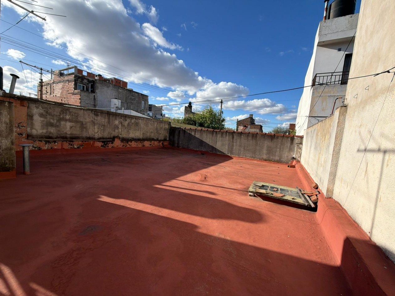 Se Vende Casa Cuatro ambientes, cochera doble (Lomas del Mirador)