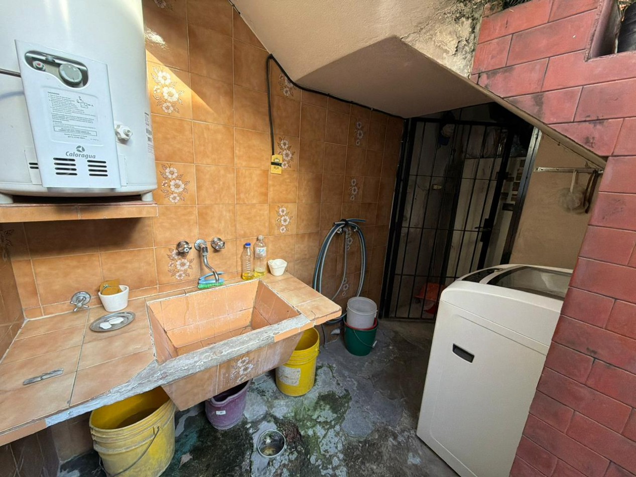Se Vende Casa Cuatro ambientes, cochera doble (Lomas del Mirador)