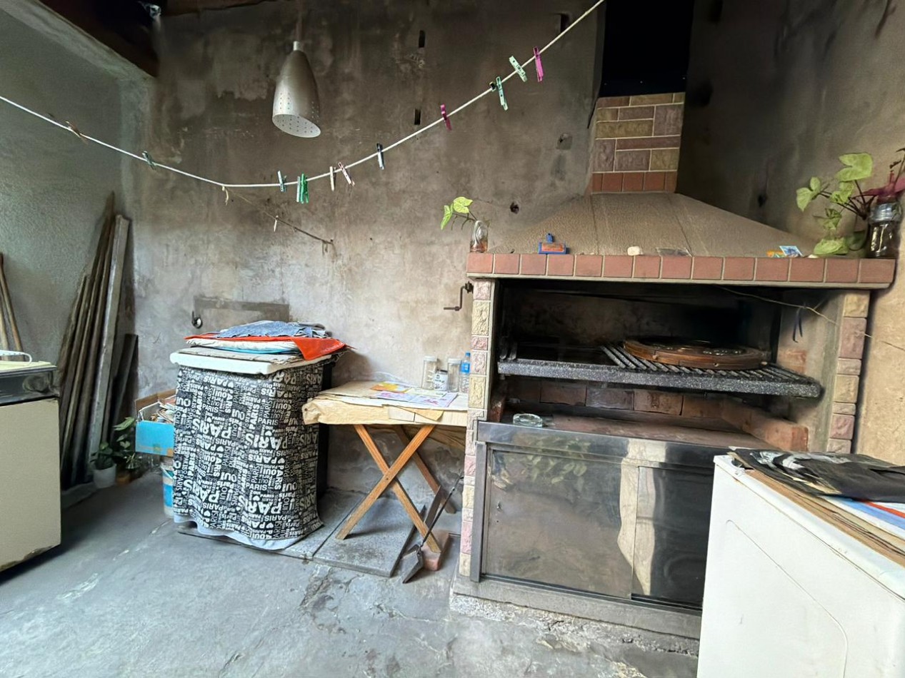 Se Vende Casa Cuatro ambientes, cochera doble (Lomas del Mirador)