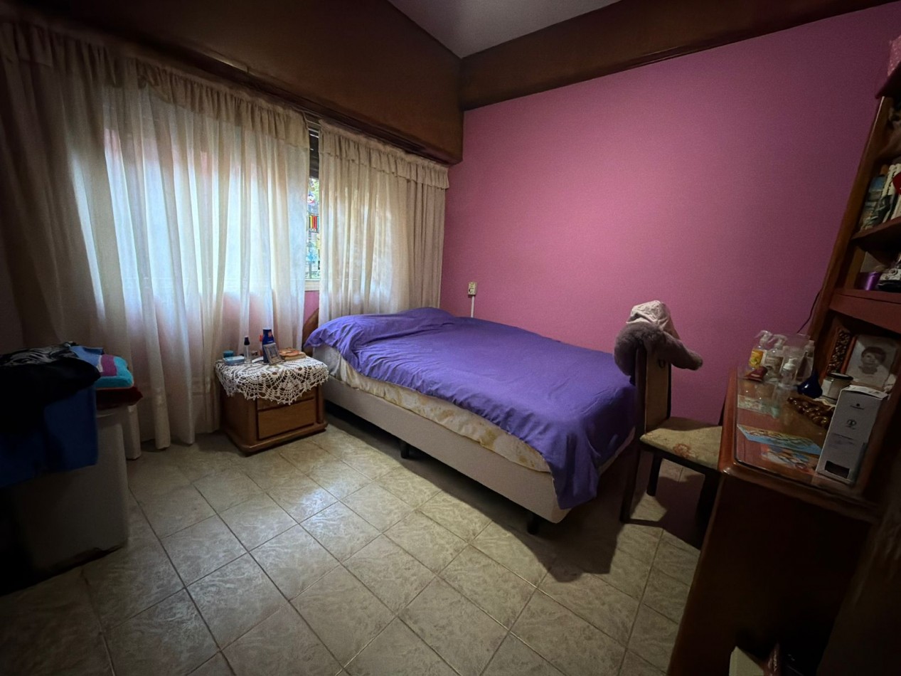 Se Vende Casa Cuatro ambientes, cochera doble (Lomas del Mirador)