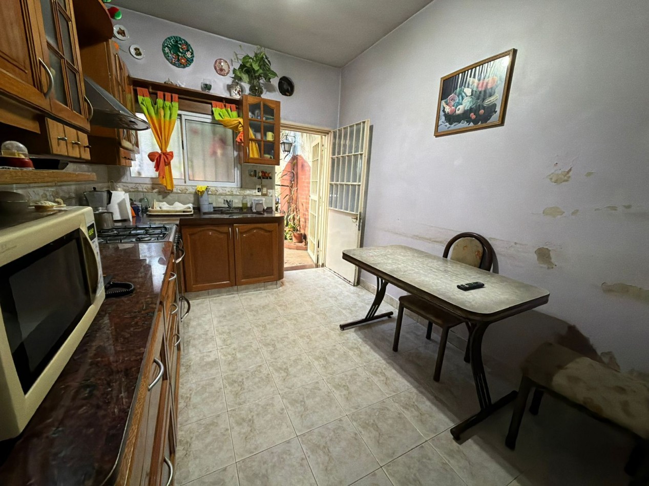 Se Vende Casa Cuatro ambientes, cochera doble (Lomas del Mirador)