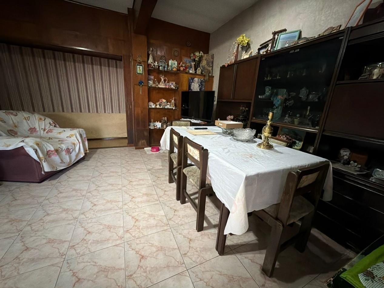 Se Vende Casa Cuatro ambientes, cochera doble (Lomas del Mirador)