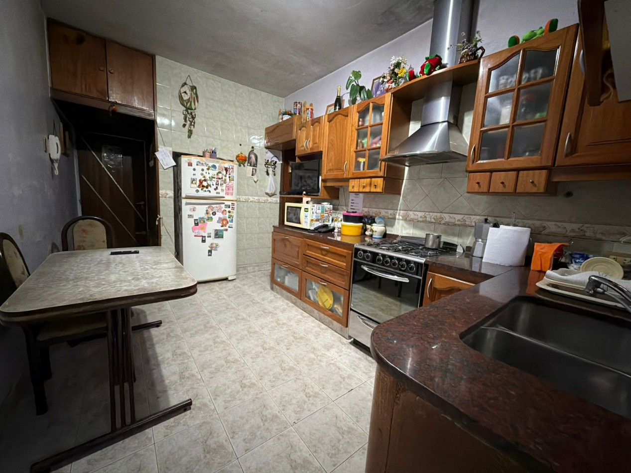 Se Vende Casa Cuatro ambientes, cochera doble (Lomas del Mirador)