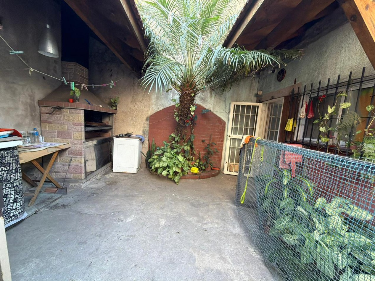 Se Vende Casa Cuatro ambientes, cochera doble (Lomas del Mirador)