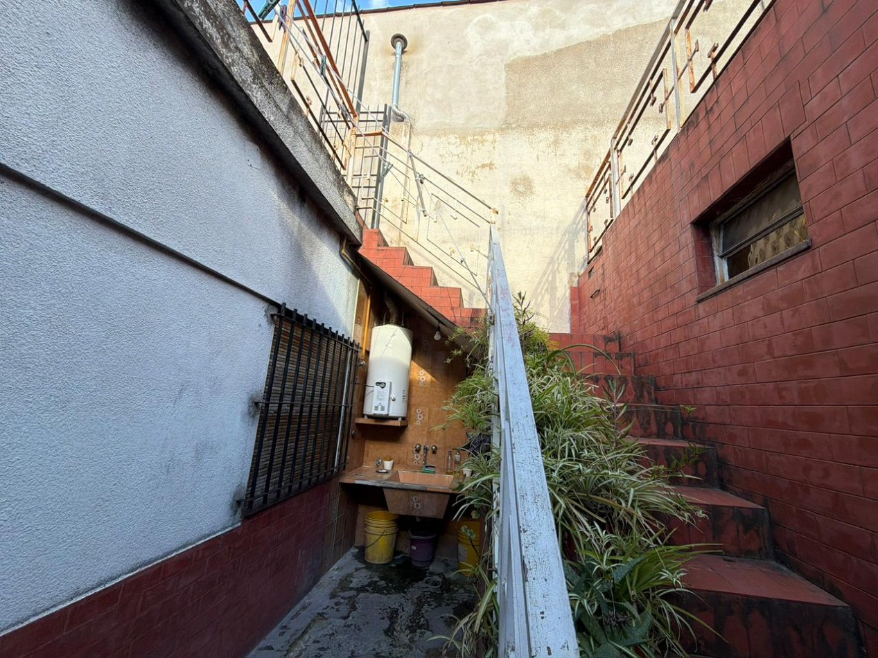 Se Vende Casa Cuatro ambientes, cochera doble (Lomas del Mirador)