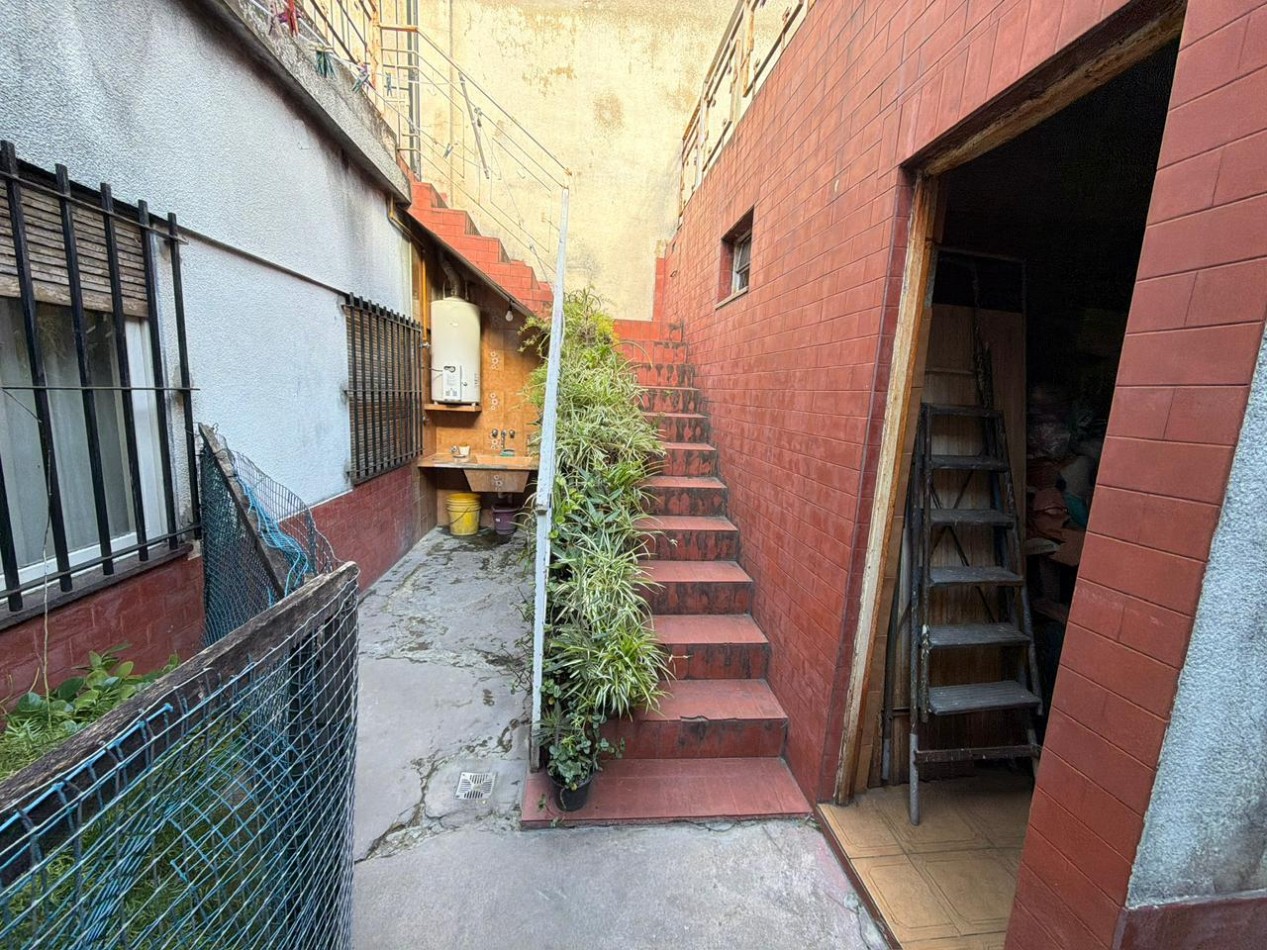 Se Vende Casa Cuatro ambientes, cochera doble (Lomas del Mirador)