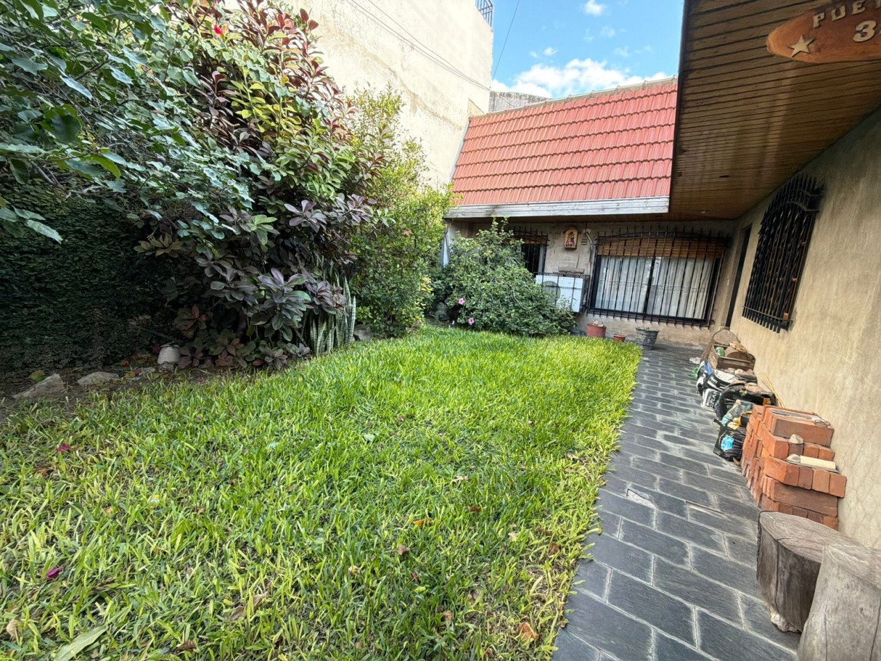 Se Vende Casa Cuatro ambientes, cochera doble (Lomas del Mirador)