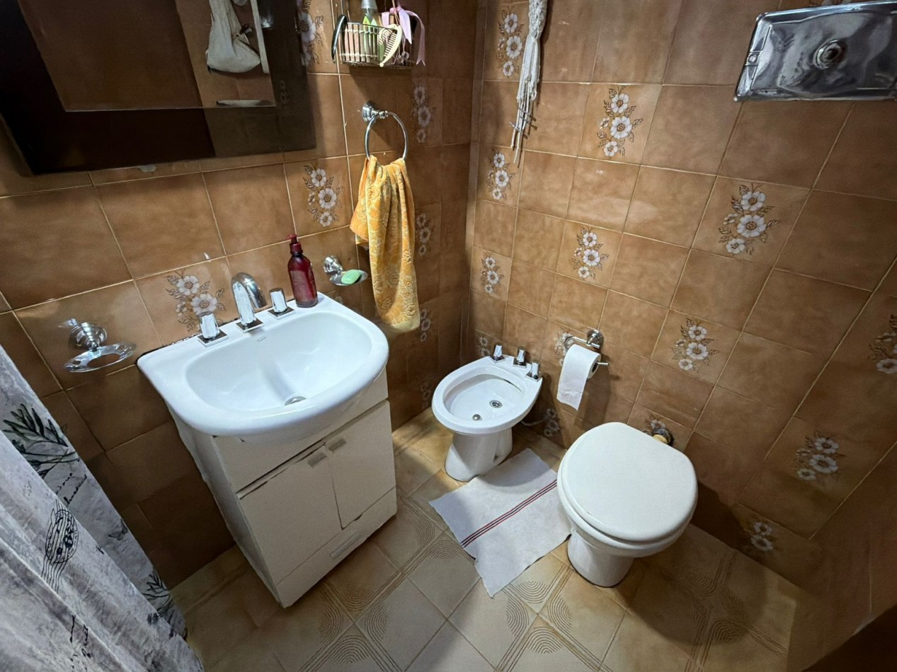 Se Vende Casa Cuatro ambientes, cochera doble (Lomas del Mirador)