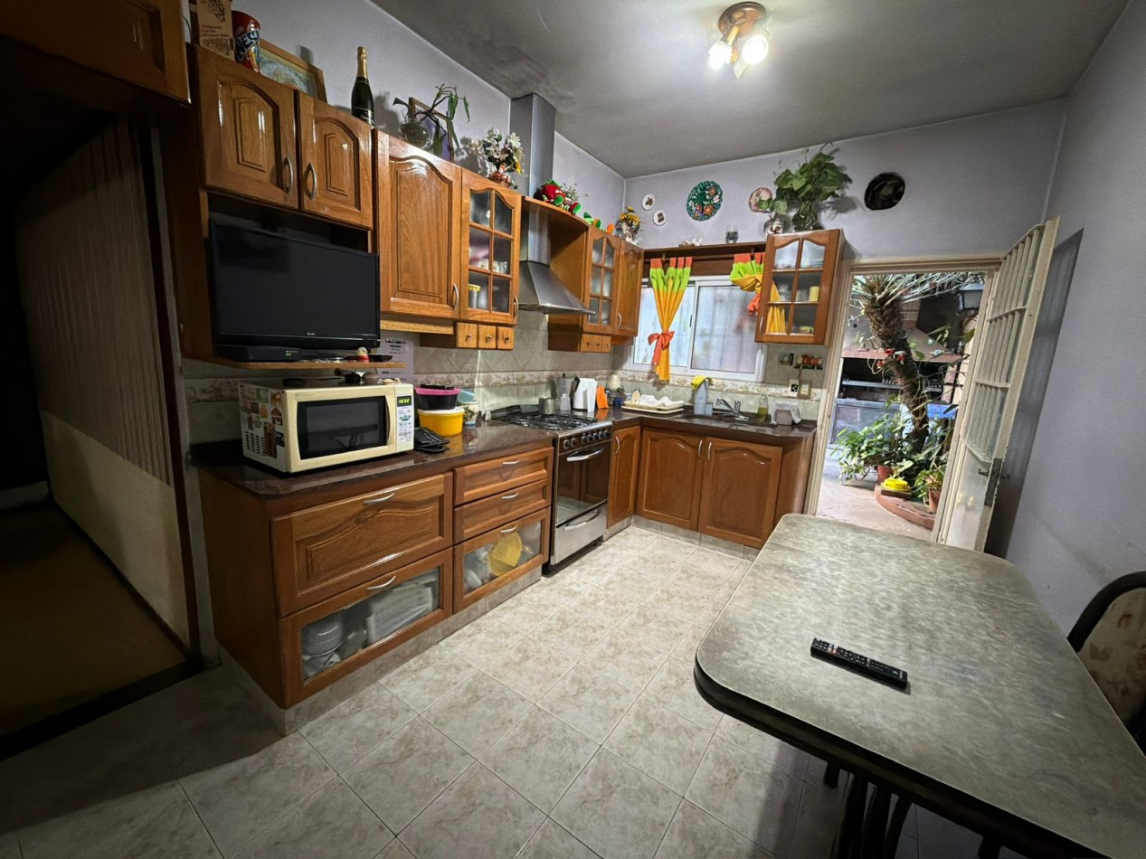 Se Vende Casa Cuatro ambientes, cochera doble (Lomas del Mirador)